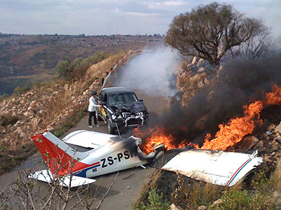 Απίστευτο: Όλοι σώοι από πτώση και πρόσκρουση αεροσκάφους με αυτοκίνητο