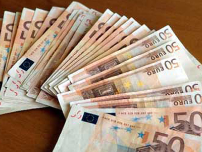 Έπαιζαν στοιχήματα με πλαστά χαρτονομίσματα