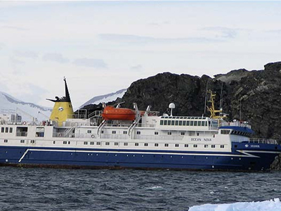 Κρουαζιερόπλοιο προσέκρουσε σε βράχια