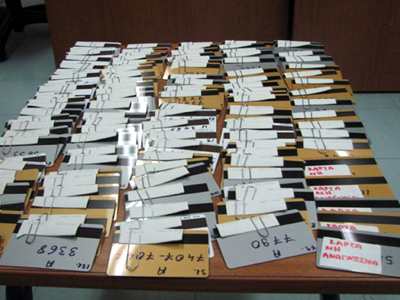 Έφτασαν από το Λονδίνο με 328 πλαστές τραπεζικές κάρτες