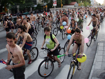 Γέμισε η Θεσσαλονίκη γυμνούς ποδηλάτες!