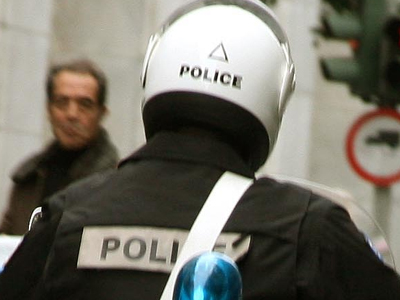 Άρπαξαν τα κράνη αστυνομικών