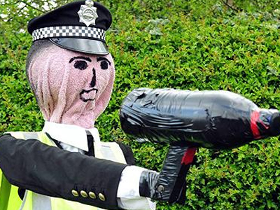 Ένα σκιάχτρο που τρομάζει… τους οδηγούς