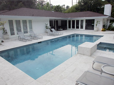 Από τα «αλώνια» στα «σαλόνια» η Λιόνα Λιούις