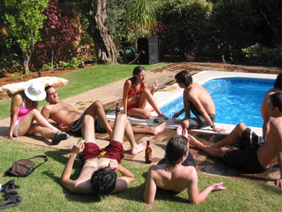 Παράνομα pool πάρτι με τη “βοήθεια” των Google Earth και  Facebook