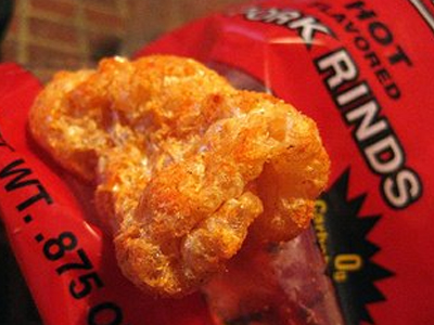 Του έστειλαν 1.500 τσάντες με… πέτσες χοιρινού