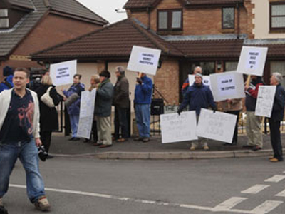 Τον διώχνουν οι γείτονες γιατί γυρίζει ταινίες πορνό στο σπίτι του