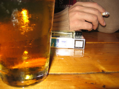 Με τσιγάρο και αλκοόλ την… «βγάζουν» στη Ρουμανία