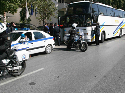 Σύγκρουση σχολικού λεωφορείου με τρεις μοτοσικλέτες στην Κατεχάκη