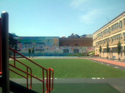 Σάτυρος έξω από δημοτικό σχολείο στον Ασπρόπυργο