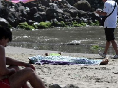 Σκέπασαν τα πτώματα με πετσέτες και συνέχισαν το μπάνιο τους