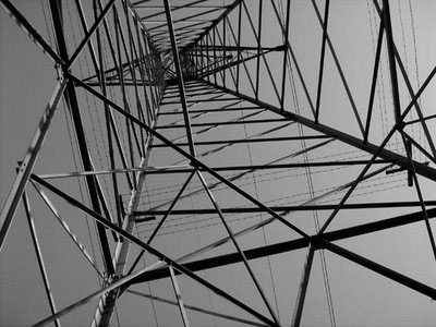 Κωφάλαλη απειλούσε να πέσει από πυλώνα της ΔΕΗ