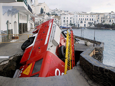 Πυροσβεστικό όχημα … σε τρύπα