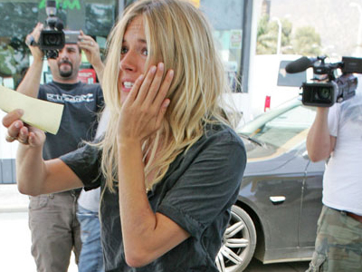 Έξαλλη με τους παπαράτσι η Σιένα Μίλερ