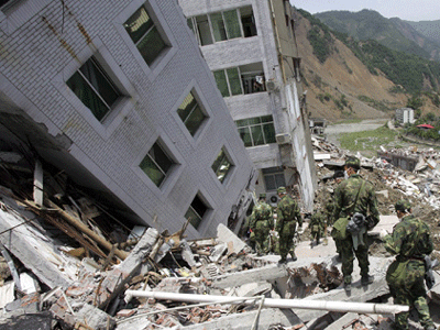 Προκλητική φωτογράφιση στα ερείπια