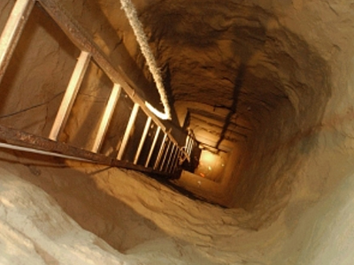 Τρεις άνθρωποι εγκλωβισμένοι σε συντρίμμια σήραγγας στη Ράφα