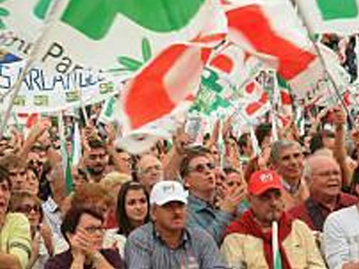 Μαζική διαδήλωση κατά Μπερλουσκόνι