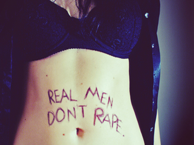 Τη λήστεψαν και τη βίασαν διαδοχικά μέσα στο σπίτι της