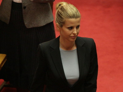 Πονάει το δοντάκι της