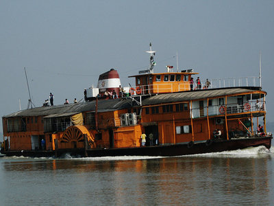 Μικρό καράβι ανατράπηκε σε ποταμό