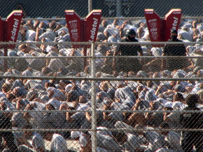 Εξέγερση κρατουμένων με νεκρούς