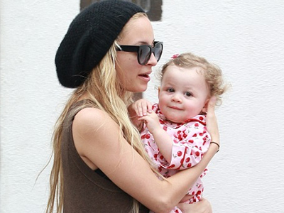 Η μαμά Νικόλ Ρίτσι έβγαλε βόλτα την κόρη, ενώ «ετοιμάζει» το αδερφάκι της