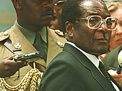 Τα “γυρίζεί” ο Μουγκάμπε