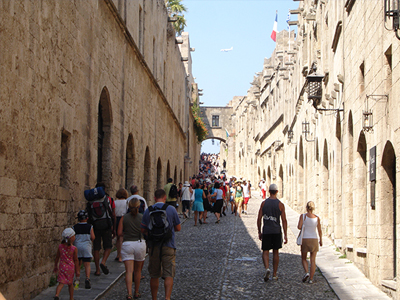 Αστυνομικοί του πήραν την ταυτότητα