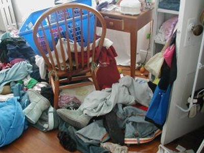 ”Διέλυσε” το σπίτι για να βρει το μαγιό της