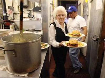 Σερβιτόρα 88 ετών