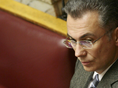 Παρουσία στα media, απουσίες στη βάση