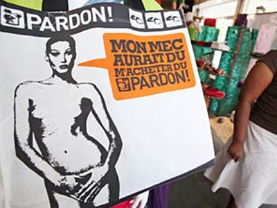 Αποσύρεται η τσάντα με τη “γυμνή Μπρούνι”