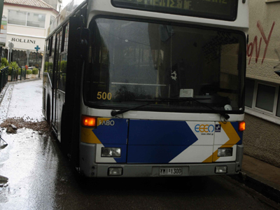 Λεωφορείο “ανέβηκε” σε πλατεία λόγω ολισθηρότητας