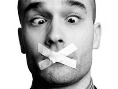 Του έραψε το στόμα για να μη μιλάει