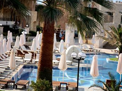 Κοριτσάκι λιποθύμησε σε πισίνα – αγώνας για να σωθεί