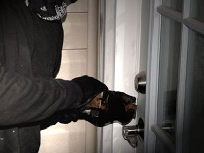 Συνελήφθησαν επ΄ αυτοφώρω να κλέβουν μοτοσικλέτα