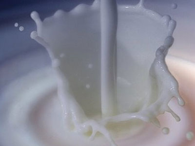 Πέφτουν οι τιμές στο φρέσκο γάλα