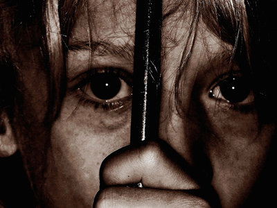 Ξυλοφόρτωσε άγρια την οκτάχρονη κόρη του