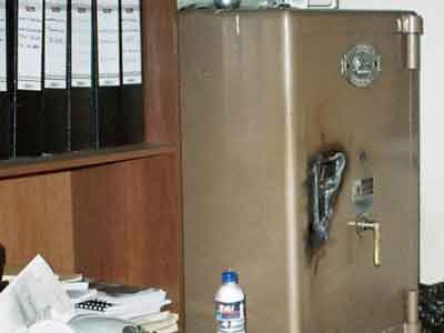 Γκρέμισαν τον τοίχο και ”σήκωσαν” το χρηματοκιβώτιο