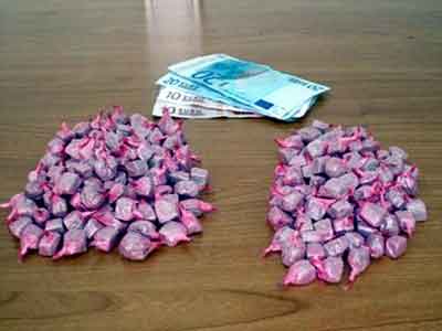 Κατάπιαν 520 δόσεις ηρωίνης με… προφυλακτικά