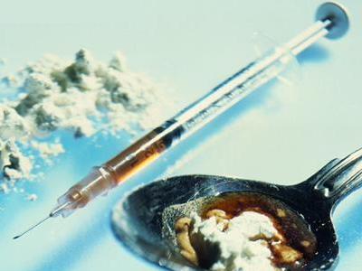 Τοξικομανής τρύπησε με σύριγγα έμπορο ρούχων