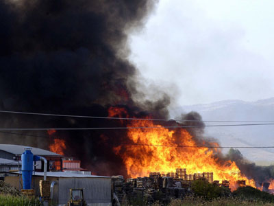 Πυρκαγιά σε εργοστάσιο στη Λάρισα