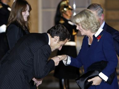 Το χειροφίλημα του Σαρκοζί στην Καμίλλα