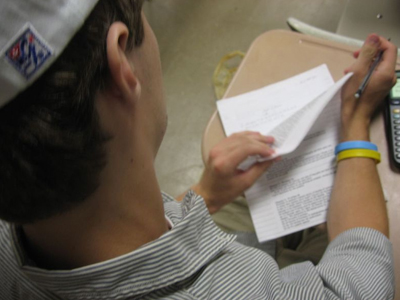 Πήγε να δώσει εξετάσεις στη θέση του γιου του