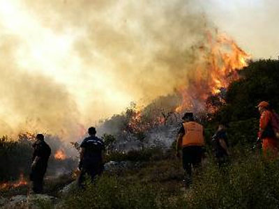 Δεν μονιμοποιούν τελικά τους συμβασιούχους πυροσβέστες