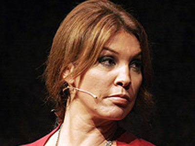 Η Βάνα ξέχασε το σουτιέν της στο αεροπλάνο