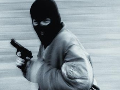 Ξύπνησε και βρήκε το ληστή μέσα στο δωμάτιό του