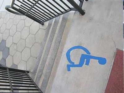 Ανάπηρη φοιτήτρια δεν μπορεί να δώσει εξετάσεις γιατί δεν έχει ράμπες το Πανεπιστήμιο