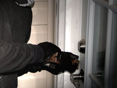 Διέρρηξαν αυτοκίνητο, πήραν τα κλειδιά και εισέβαλαν στο σπίτι του ιδιοκτήτη