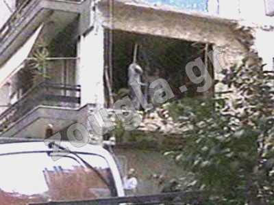 Εκσκαφέας γκρέμισε τοίχο κατοικημένης πολυκατοικίας